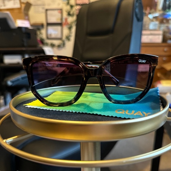 Quay “COFFEE RUN” tortoise/gold Sunglasses - Picture 1 of 5